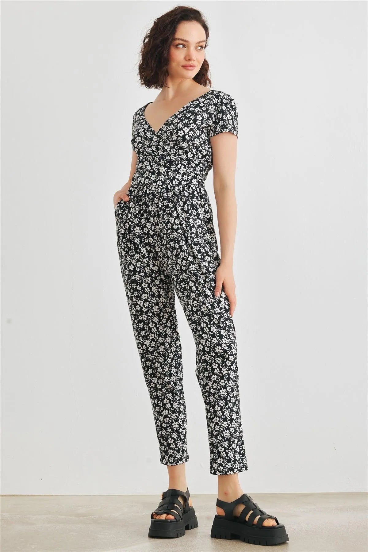 Black & White Floral Wrap Neck & Back Short Sleeve Two Pocket Jumpsuit /2-2-2
