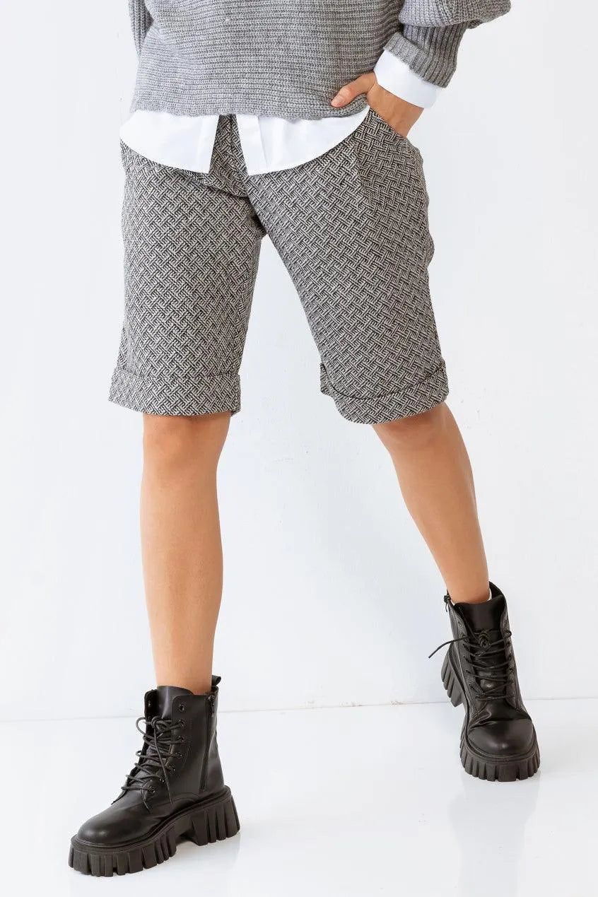 Black And White Knee Length Bermuda Plaid Shorts / 2-2-2