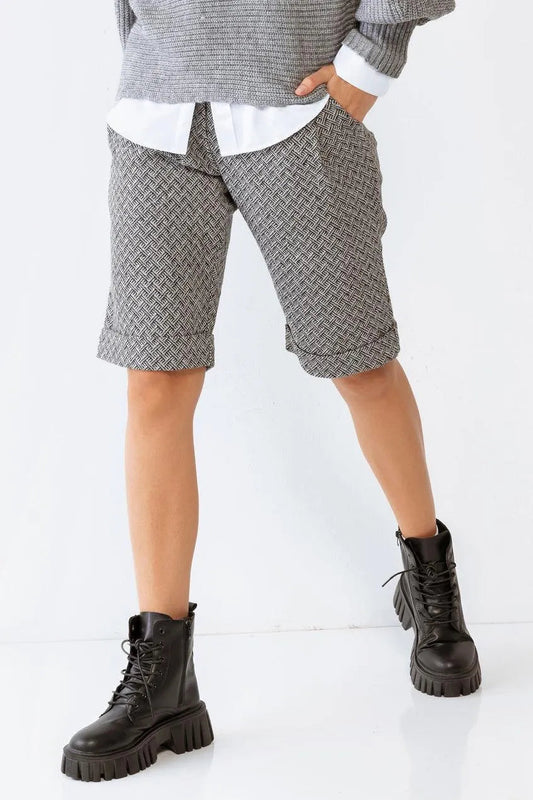 Black And White Knee Length Bermuda Plaid Shorts / 2-2-2