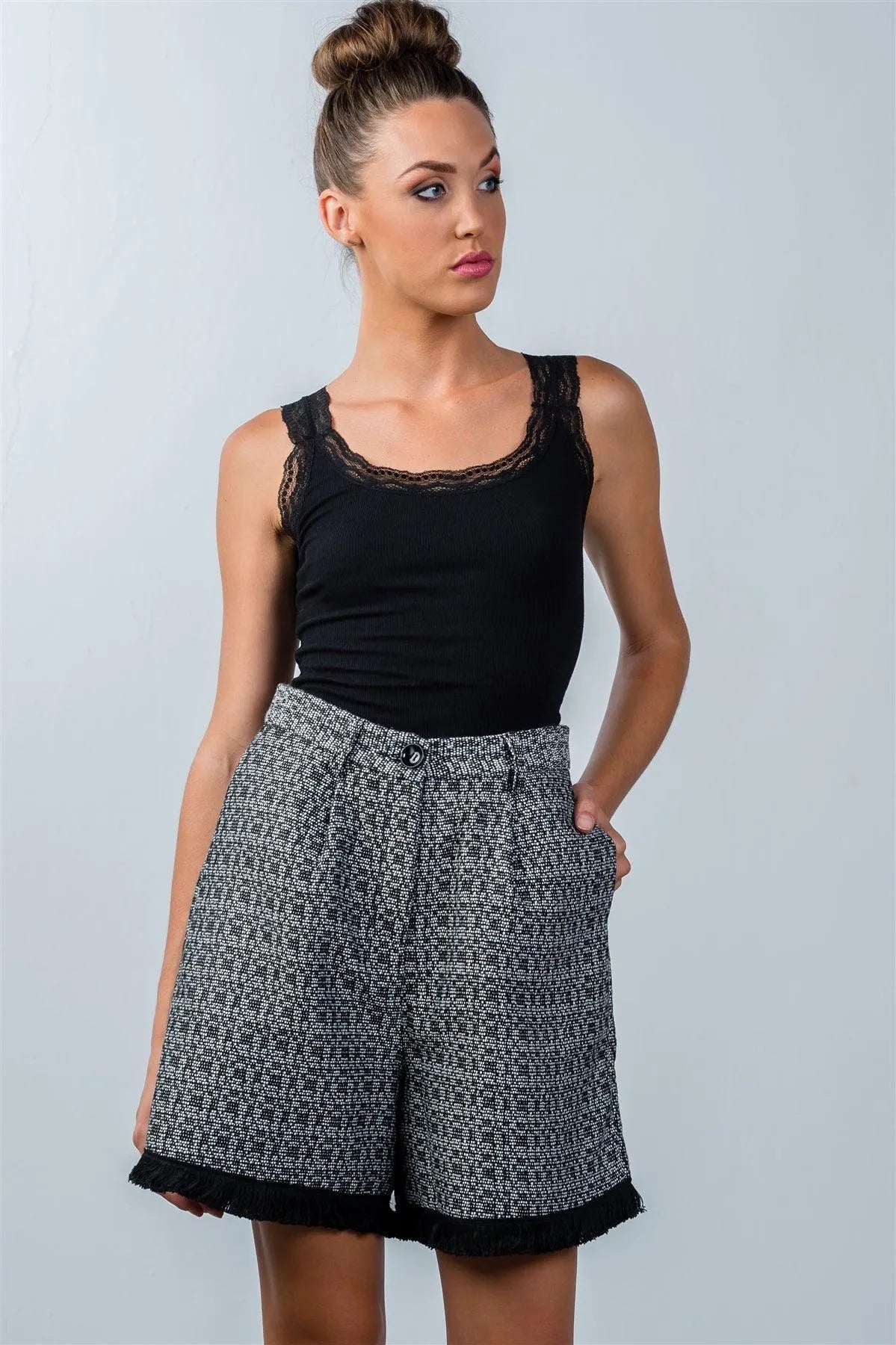 Black Frayed Hem Knee Length Shorts / 1-3-3