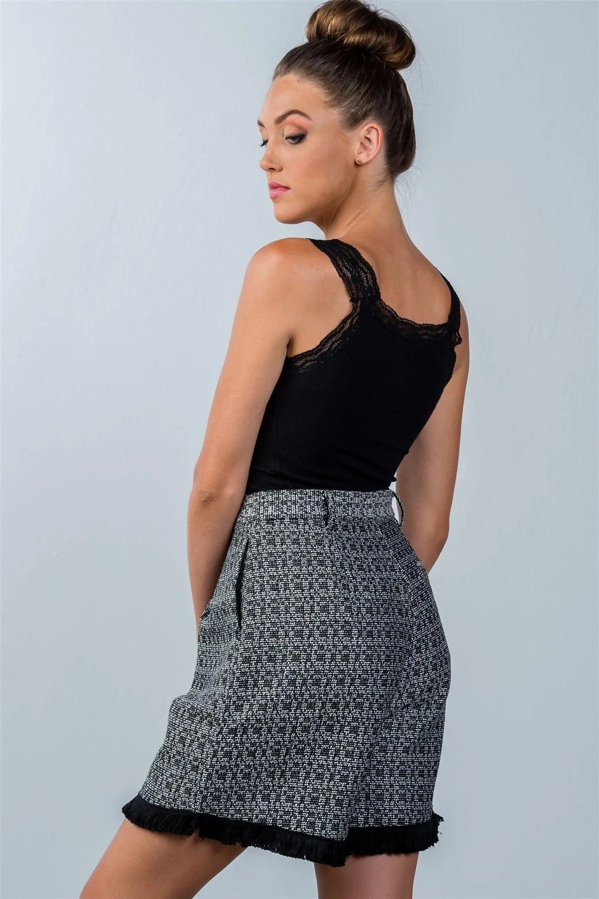 Black Frayed Hem Knee Length Shorts / 1-3-3