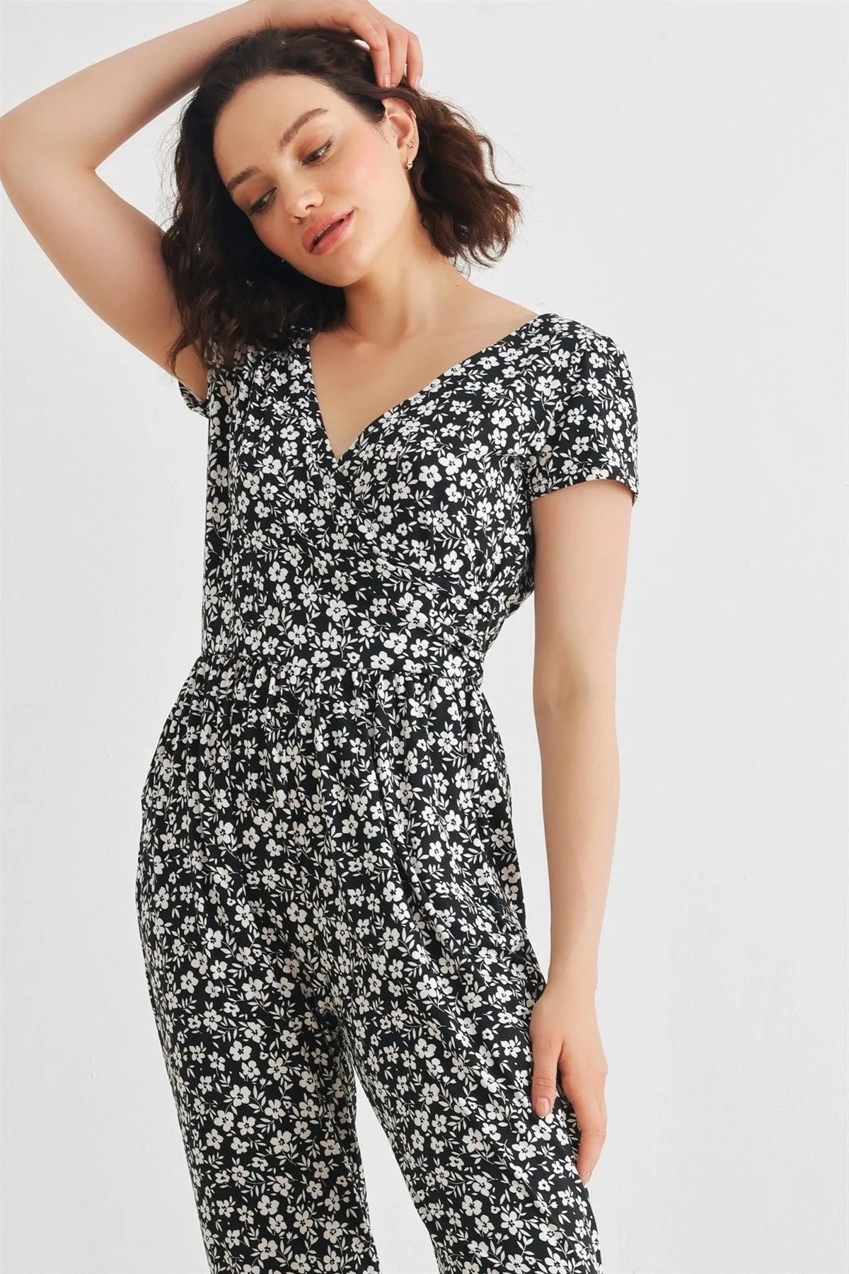 Black & White Floral Wrap Neck & Back Short Sleeve Two Pocket Jumpsuit /2-2-2